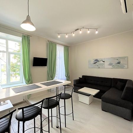 Modern Apartment In Old City Center Lviv Bagian luar foto