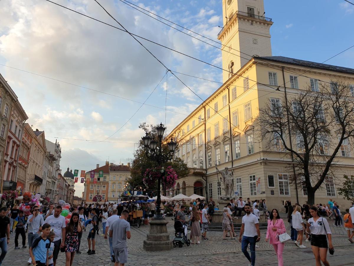 Modern Apartment In Old City Center Lviv Bagian luar foto