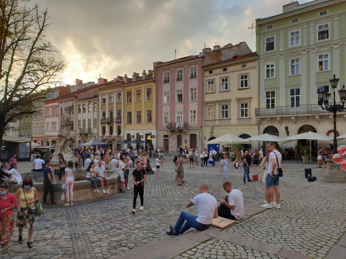 Modern Apartment In Old City Center Lviv Bagian luar foto