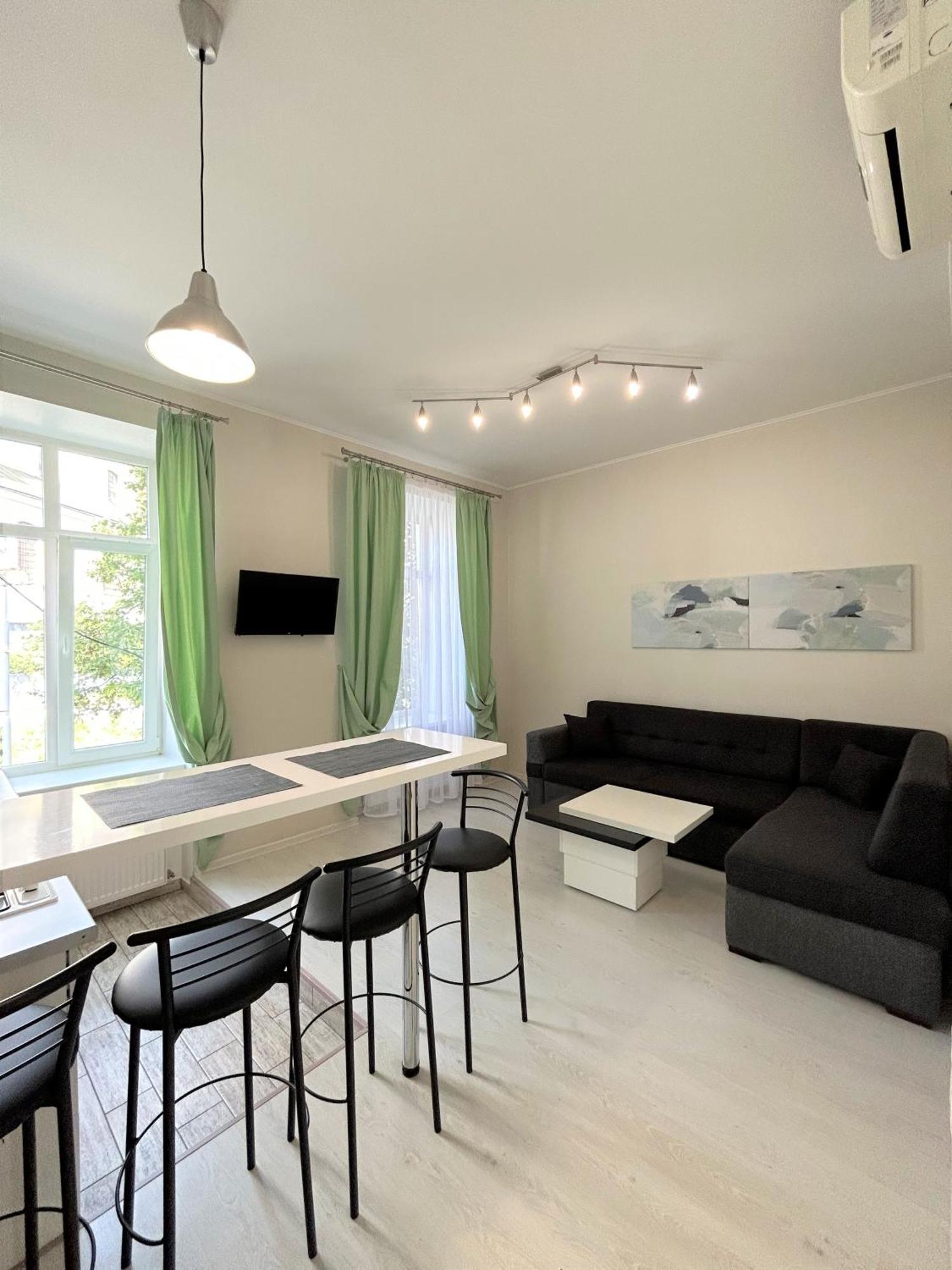 Modern Apartment In Old City Center Lviv Bagian luar foto